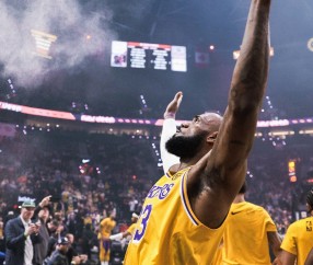 九游-詹姆斯回归赛场，精彩发挥首场状态亮眼，老鹰观众沸腾！的简单介绍