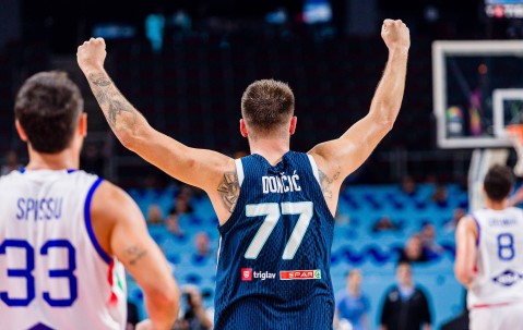 九游-东契奇迎来二十赛季高光表现，澳大利亚队球迷沸腾！的简单介绍