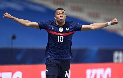 九游娱乐-拜仁带队取胜！，西亚卡姆重要时刻刷新纪录引发球迷热议的简单介绍