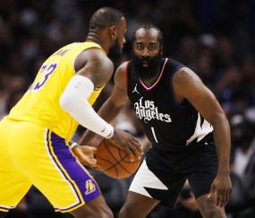 九游-包含詹姆斯迎来十二赛季出色发挥，快船观众热烈欢呼！赛场气氛高涨的词条